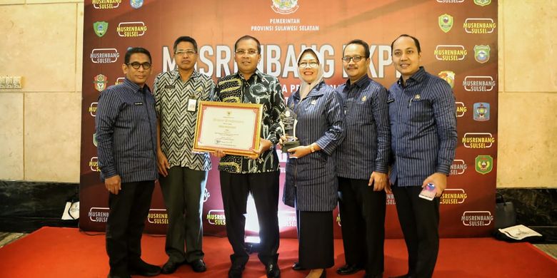 Penobatan Makassar sebagai Kota Terbaik Pembangunan Daerah 2019 itu diberikan oleh Gubernur Sulawesi Selatan, Nurdin Abdullah, kepada Walikota Makkassar Danny Pomanto pada Musrenbang RKPD Provinsi Sulsel 2019, Kamis (11/4/2019).