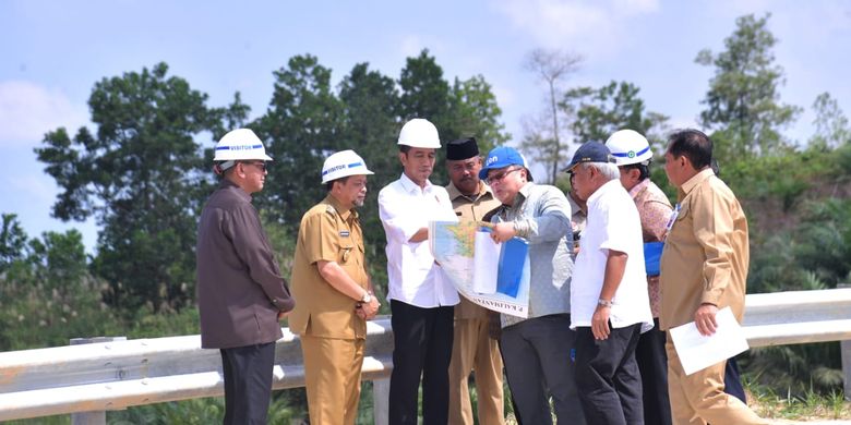 Presiden Joko Widodo meninjau kawasan Bukit Soeharto di Kabupaten Kutai Kartanegara, Kalimantan Timur, yang menjadi salah satu lokasi calon Ibu Kota baru, Selasa (7/5/2019).(Biro pers setpres)
