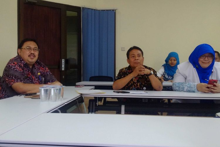 Direktur RSUP Dr Soedono, dr Bangun Trapsila Purwaka (paling kiri) memberikan penjelasan terkait tiga pasien positif difteri yang dirawat di rumah sakit sejak enam hari lalu, Kamis (1/2/2018) siang.  