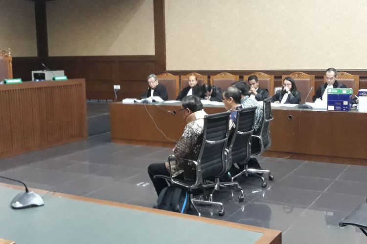 Tiga pejabat Sinarmas, Edy Saputra, Willy Agung Adhipradana dan Teguh Dudy Syamsuri menyampaikan pleidoi di Pengadilan Tipikor Jakarta, Rabu (6/3/2019).