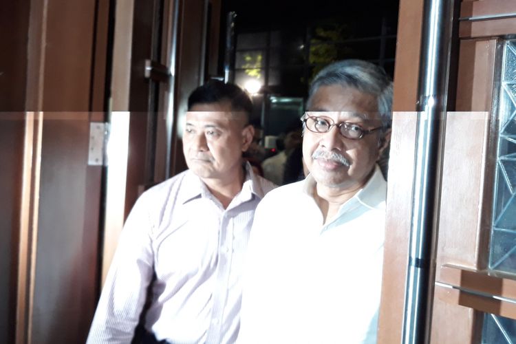 Gubernur nonaktif Sulawesi Tenggara Nur Alam (kanan) di Pengadilan Tipikor Jakarta, Rabu (28/3/2018).