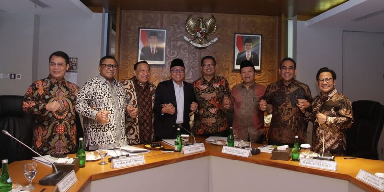 Ketua MPR Zulkifli Hasan bersama Wakil Ketua MPR membahas beberapa agenda penting MPR dalam beberapa bulan ke depan di Ruang Rapat Pimpinan MPR, Komplek Gedung MPR/DPR/DPD RI, Jakarta, Kamis (19/7/2019)