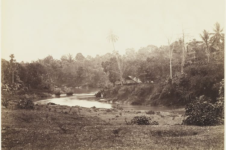 Penampakan Kali Bekasi di foto yang dipublikasikan sebelum 1880, dengan posisi rumah warga di tepiannya. Foto merupakan koleksi digital Universitas Leiden, Belanda, bersumber dari The Koninklijk Instituut voor Taal-, Land- en Volkenkunde (Royal Netherlands Institute of Southeast Asian and Caribbean Studies atau KITLV). 