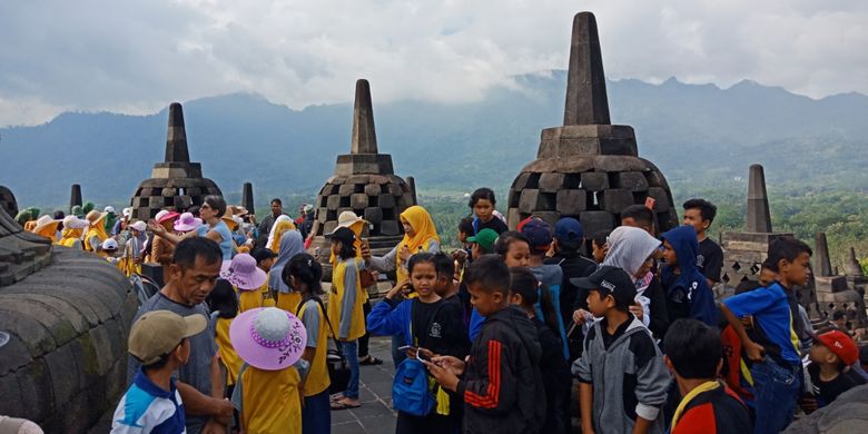 Candi Borobudur, Magelang, Jawa Tengah difoto tingkatan stupa ke dua, saat dipenuhi wisatawan di musim liburan sekolah, Sabtu (10/3/2018).