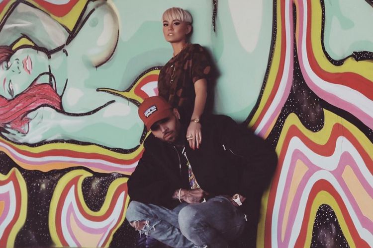 Vokalis asal Indonesia Agnez Mo berfoto bareng rapper AS Chris Brown. Foto tersebut diunggah ke akun Instagram @agnezmo.