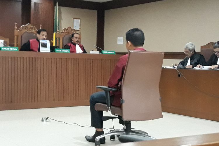 Bupati Bener Meriah Ahmadi duduk di kursi terdakwa di Pengadilan Tipikor Jakarta, Kamis (27/9/2018).