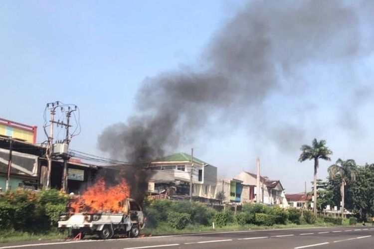Tampak mobil pick up berwarna putih terbakar di Jalan Tol Jakarta-Cikampek KM 5, Pondok Gede, Kota Bekasi, Senin (1/4/2019).