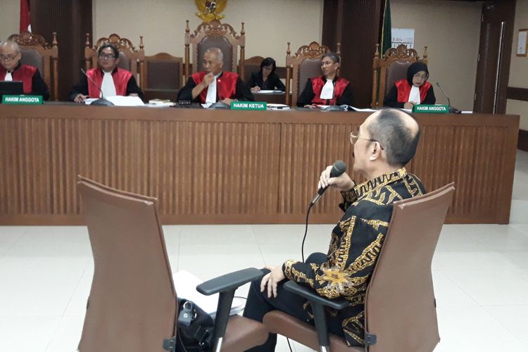 Fredrich Yunadi menjalani sidang pemeriksaan terdakwa di Pengadilan Tipikor Jakarta, Kamis (24/5/2018).