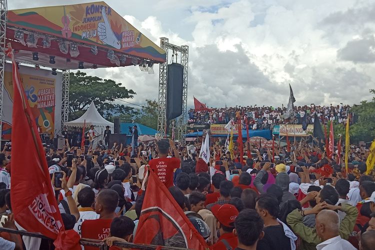 Grup.band Slank mengibur ribuan pendukung Jokowi-Maaruf Amin saat kampanye di Danau Cimpago, Padang, Sumatera Barat, Selasa (09/04/2019)