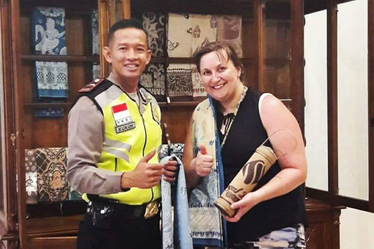 Ipda Kukuh (kiri) dan pelanggannya untuk batik indigo Borobudur. Foto: dok.pribadi Ipda Kukuh
