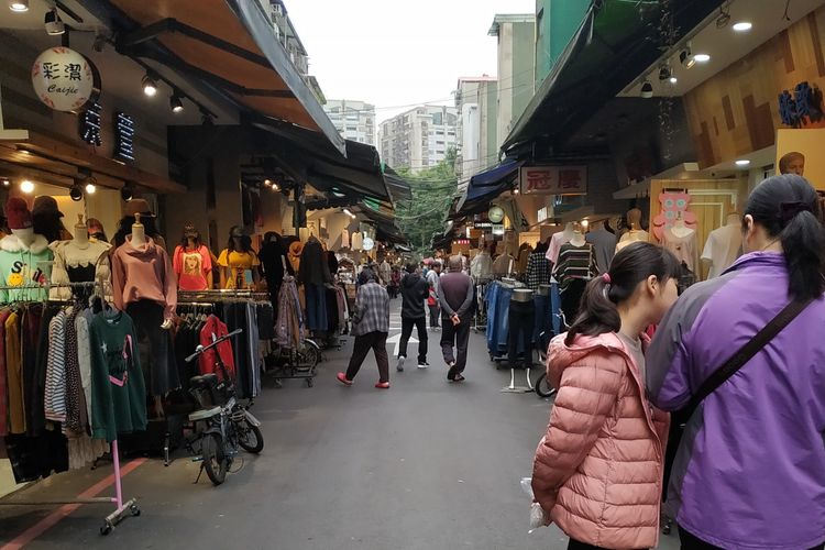 Toko-toko berjejer di kawasan belanja Wufenpu Shopping District, Taipei, Taiwan, Sabtu (16/2/2019).