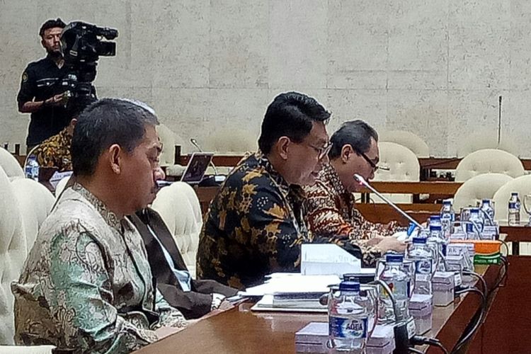 Ketua LPSK Abdul Haris Semendawai membacakan paparannya dalam RDP bersama Pansus Angket KPK