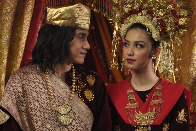 Vino G Bastian dan Velove Vexia mengenakan busana pengantin mendiang Chrisye dan Damayanti Noor dalam salah satu adegan film Chrisye.