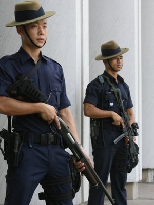 Satuan Khusus Gurkha dari kepolisian Singapura, beranggotakan suku asli Nepal yang dilengkapi senapan laras panjang dan pisau melengkung, khukri.