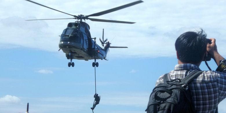 Seorang anggota Paskhas TNI AU turun dari helikopter Super Puma dengan menggunakan teknik fast-rope. Peristiwa tersebut merupakan bagian dari simulasi pembebasan sandera yang diperagakan oleh personel Satuan Detasemen Bravo 90 (Satbravo 90) Paskhas dalam rangka merayakan HUT ke-71 TNI AU di Halim Perdanakusuma, Minggu (9/4/2017).