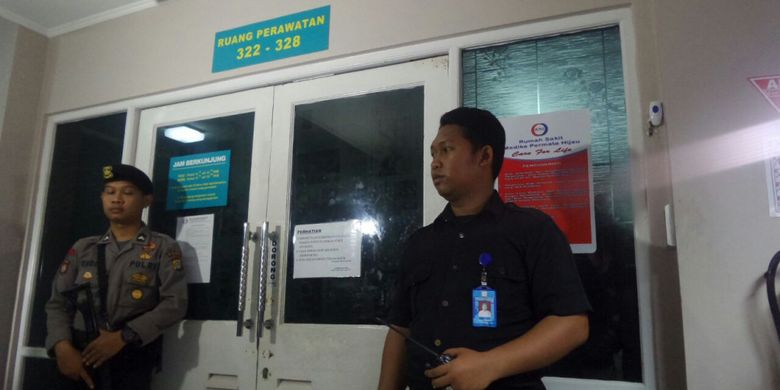 Ruangan tempat Setya Novanto dirawat di RS Medika Permata Hijau dijaga oleh satpam.