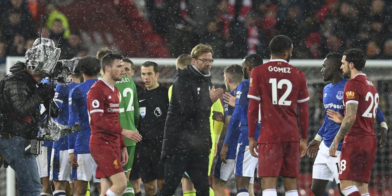 Manajer Liverpool, Jurgen Klopp (tengah), menyalami para pemain setelah ditahan imbang 1-1 oleh Everton pada pertandingan Premier League bertajuk Derbi Merseyside di Anfield, Liverpool, Minggu (10/12/2017).