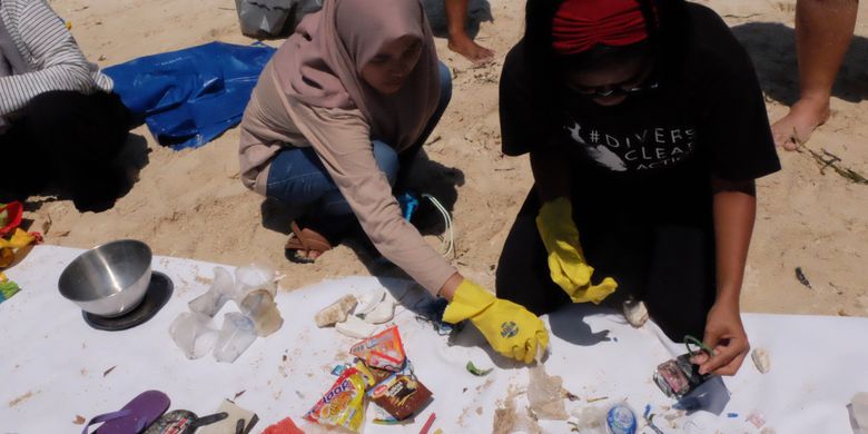 Tim dari Seangle, Divers Clean Action, dna KFC Indonesia kerja bakti membersihkan bagian Pantai Tanjung Karang, Sulawesi Tengah.