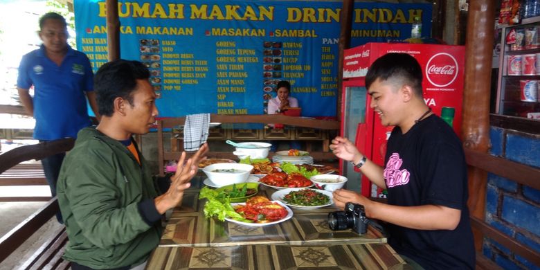 Pengunjung menikmati olahan Undur-undur Laut di salah satu rumah makan di Pantai Drini, Gunungkidul, DI Yogyakarta, Jumat (8/2/2019).