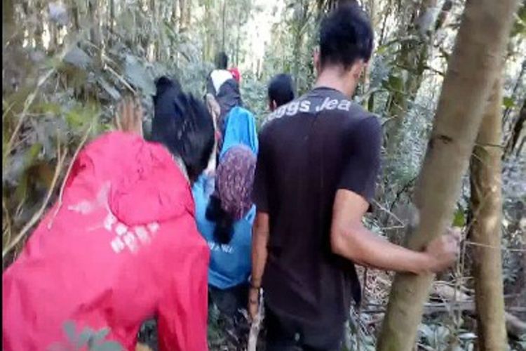 Lima pendaki asal Bandung, Jawa Barat, dievakuasi dari Gunung Gandang Dewata, Mamasa, Sulawesi Barat, Minggu (16/7/2017).