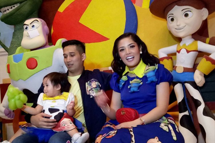 Nindy Ayunda bersama suami dan anaknya saat diwawancarai usai pesta ulang tahun kedua anaknya di Crowne Plaza Hotel Semanggi, Jakarta Selatan, Minggu (22/10/2017).