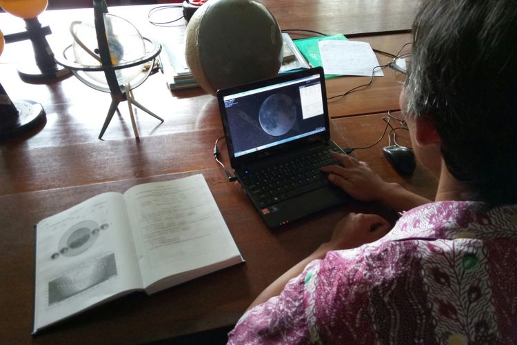 Astronom Observatorium Boscha Mohammad Irfan tengah menjelaskan peristiwa gerhana super blue blood moon di salah satu kantor di Observatorium Boscha, Kabupaten Bandung Barat, Sabtu (27/1/2018)  