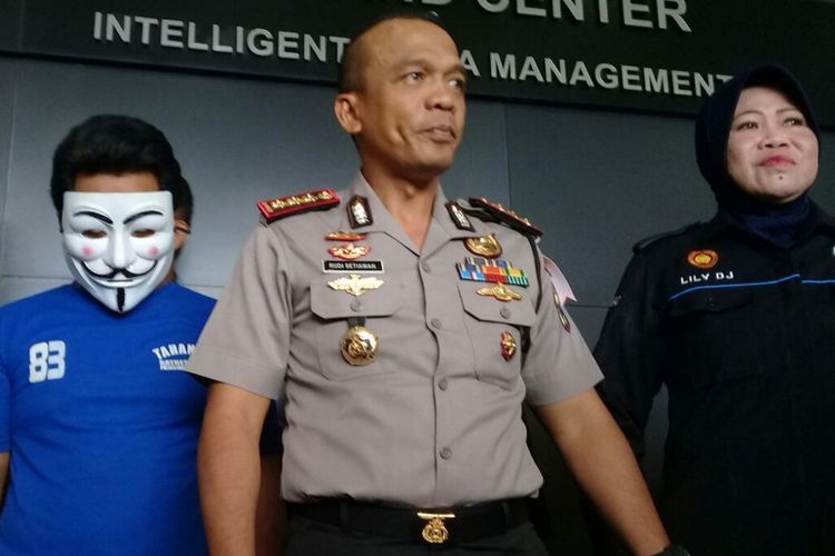ZA (kiri) tersangka pelaku pelecehan seksual kepada pasien National Hospital Surabaya