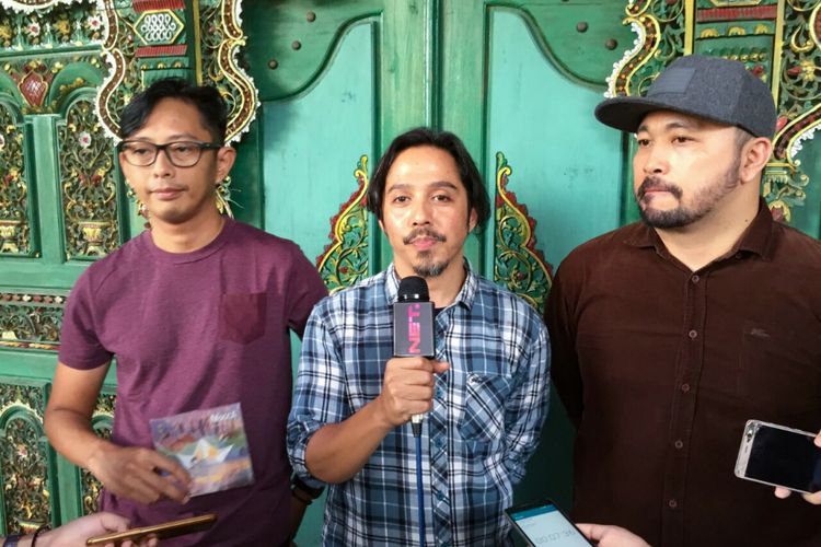 Personel Mocca, Riko (gitar), Indra (drum)  dan Toma (bass) dalam sesi wawancara di Joglo Beer House, Kemang, Jakarta Selatan, Selasa (20/2/2018).