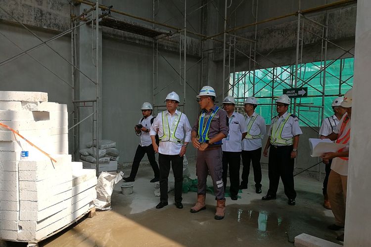 Menteri Perhubungan Budi Karya Sumadi meninjau stasiun kereta di Bandara Adi Soemarmo, Boyolali, Minggu (1/4/2018).