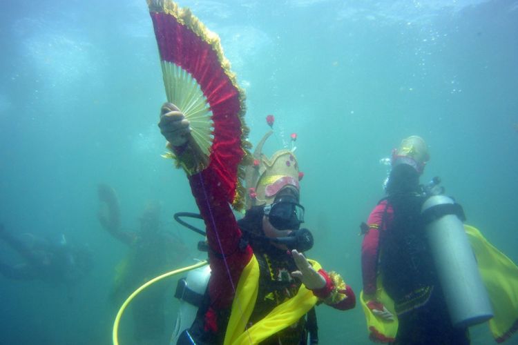 20 penyelam yang terdiri dari 12 perempuan dan 8 laki-laki menari tari Gandrung di bawah air Selat Bali, Rabu (4/4/2018).