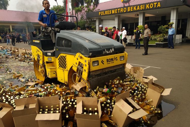 Ribuan botol miras dihancurkan di halaman Mapolres.Metro Bekasi Kota, Rabu (16/5/2018)