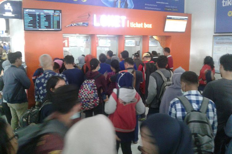 Penumpang kereta api mengantre tiket di Stasiun Solo Balapan, Solo, Jawa Tengah, Minggu (24/6/2018).