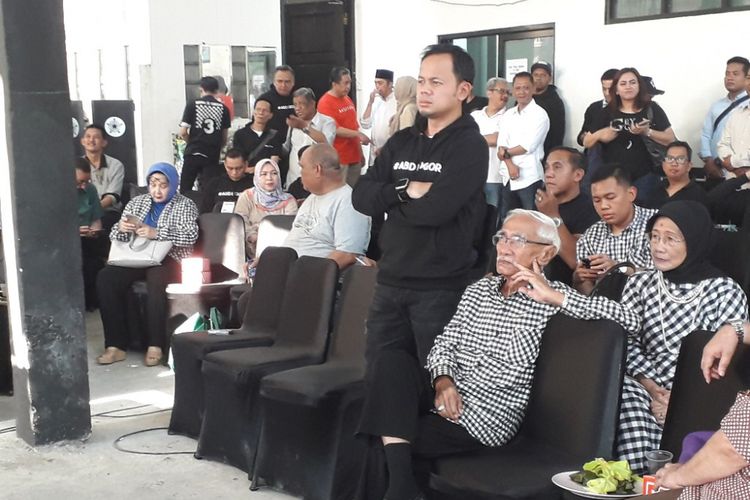 Calon Wali Kota Bogor Bima Arya Sugiarto menyaksikan pidato Calon Gubernur Jawa Barat Ridwan Kamil di Posko Kemenangan pasangan Badra, Jalan Pangrango Bogor, Rabu (27/6/2018).