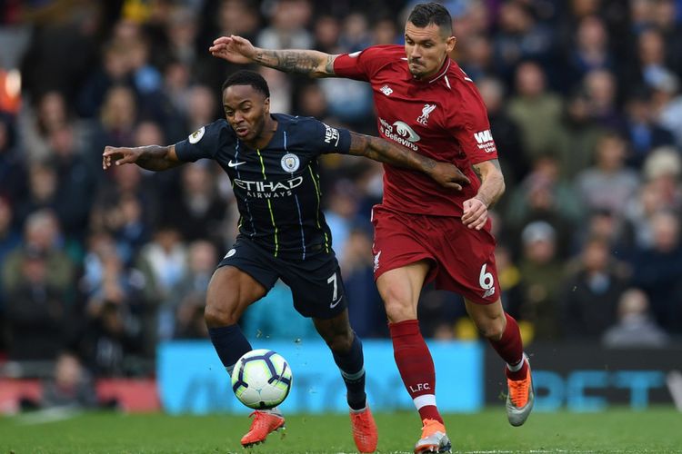 Dejan Lovren mengawal Raheem Sterling pada laga Liverpool vs Manchester City di Stadion Anfield dalam lanjutan Premier League, 7 Oktober 2018. 