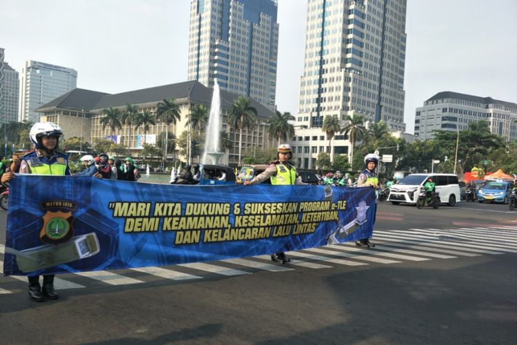 Jajaran Direktorat Lalu Lintas Polda Metro Jaya melakukan sosialisasi sistem tilang elektronik atau electronic traffic law enforcement (ETLE), Senin (15/10/2018).