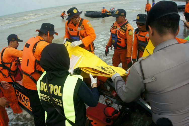 Penyerahan body part dan properti yang diduga milik penumpang Lion Air PK-LQP ya g jatuh di perairan Karawang, Sabtu (3/11/2018).