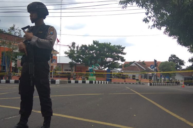 Polisi bersenjata laras panjang berjaga di lokasi penemuan tas mencurigakan di Magetan, Jawa Timur, Kamis (29/11/2018).