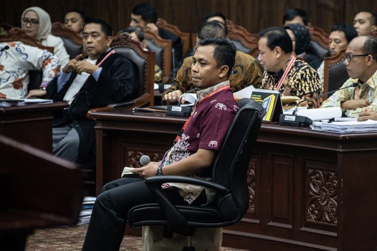 Saksi dari pihak terkait Candra Irawan (tengah) mengikuti sidang Perselisihan Hasil Pemilihan Umum (PHPU) presiden dan wakil presiden di Gedung Mahkamah Konstitusi, Jakarta, Jumat (21/6/2019). Sidang tersebut beragendakan mendengar keterangan saksi dan ahli dari pihak terkait yakni paslon nomor urut 01 Joko Widodo (Jokowi)-Maruf Amin.