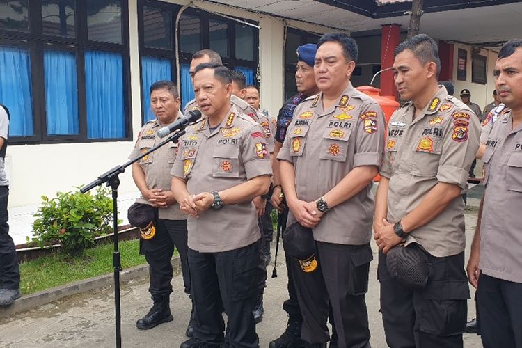 Kapolri Jenderal Tito Karnavian memberi keterangan pers usai membesuk 3 anggota polisi yang terluka saat bertugas di Deiyai dan Jayawijaya, Papua, di RS Bhayangkara, Kamis (5/09/2019)