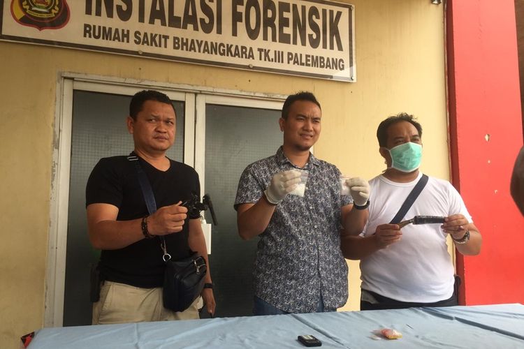 Kasat Res Narkoba  Polres Muara Enim AKP I Putu Suryawan ketika menujukkan barang bukti sabu yang didapatkan dari tersangka Ismail, Rabu (18/9/2019).