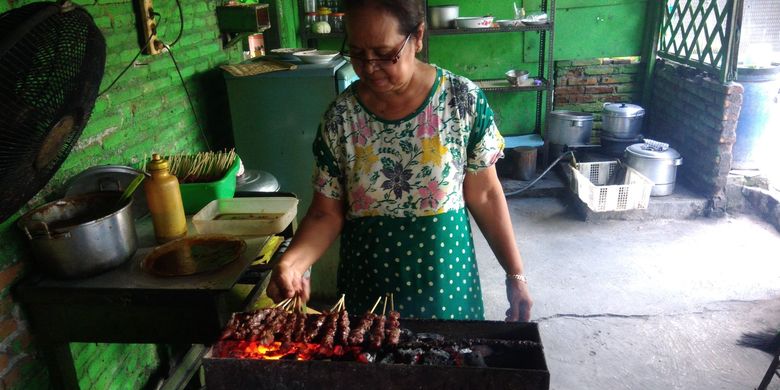 Penjual kuliner berbahan daging kuda, Mutjinem (63) sedang membakar sate kuda di Warung Segoro Roso, Dusun Jembangan, Desa Segoroyoso, Bantul, DI Yogyakarta, Minggu (31/3/2019).