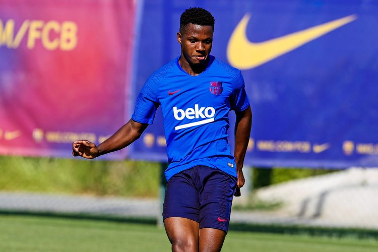 Pemain muda Ansu Fati mengikuti sesi latihan bersama tim utama Barcelona