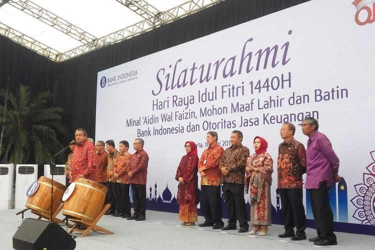 Gubernur Bank Indonesia Perry Warjiyo saat halal bi halal di kantornya, Jakarta, Senin (10/6/2019).