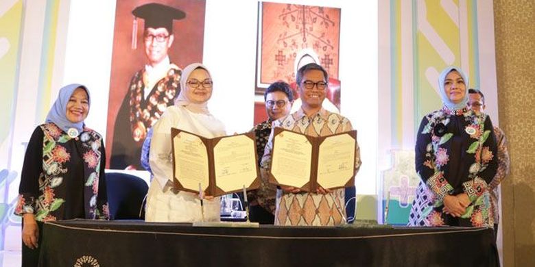 Penandatanganan nota kesepahaman Rektor Unpad Prof Tri Hanggono Achmad dan Kepala BPOM RI Penny Lukito pada acara Dies Natalis ke-60 Fakultas Farmasi Unpad, Bandung, (16/3/2019).
