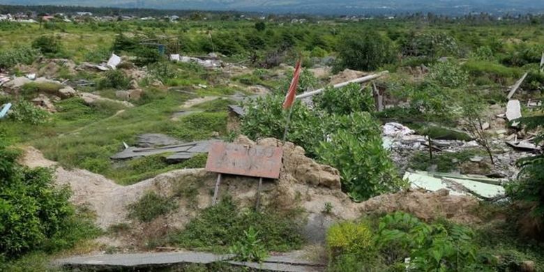Salah satu wilayah tanah amblas di Petobo kini ditumbuhi semak dan ilalang, sembilan bulan setelah gempa mengguncang. 