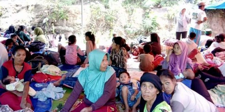 Warga di Halmahera Selatan mengungsi setelah terjadi gempa dengan magnitudo 7,2 pada hari Minggu (14/07). 