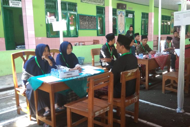 Peserta Munas Alim Ulama dan Konbes NU mengisi daftar registrasi kehadiran di kompleks Pondok Pesantren Miftahul Huda Al Azhar Citangkolo, Kota Banjar.
