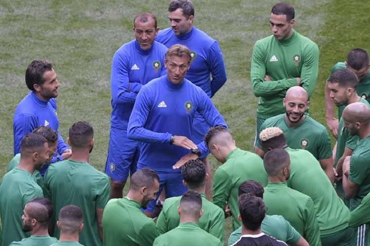 Timnas Maroko dipimpin pelatih Herve Renard melakukan latihan jelang laga melawan Iran di St. Petersburg, 14 Juni 2018. 