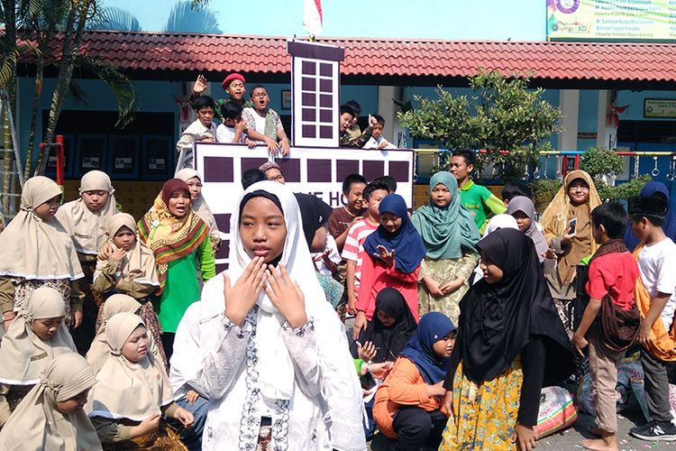 Siswa dan siswi SD Muhammadiyah Manyar berfoto di stage perjuangan para pahlawan selesai acara.