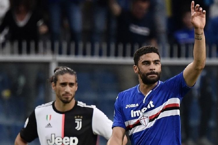 Gregoire Defrel merayakan golnya di hadapan Martin Caceres pada pertandingan Sampdoria vs Juventus dalam lanjutan Liga Italia di Stadion Luigi Ferraris, 26 Mei 2019. 